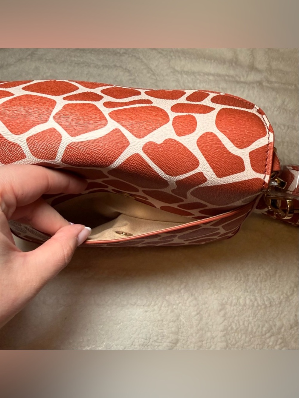 SHEIN Red/Orangeish & White Giraffe-Print Crossbody Bag - Picture 3 of 8